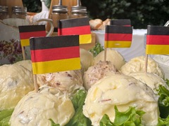 Die Feinschmecker Catering & Partyservice Hamburg - Verschiedene cremige Kartoffelsalate, dekorativ auf frischem Blattsalat angerichtet, als klassische Beilage für Buffets, Feiern und Catering in Hamburg Schnelsen und Eimsbüttel.