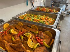 Die Feinschmecker Catering & Partyservice Hamburg - Warmes Cateringbuffet mit panierten Fleischgerichten, buntem Gemüse, Paprika, Peperoni und frischer Garnitur für Feiern und Veranstaltungen in Hamburg Eimsbüttel und Schnelsen.