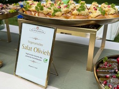 Die Feinschmecker Catering & Partyservice Hamburg - Vegetarischer persischer Kartoffelsalat Olivieh auf kleinen Brötchen, mit Petersilie und Granatapfel dekoriert, als besonderes Fingerfood für Events in Hamburg Schnelsen und Eimsbüttel.