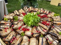 Die Feinschmecker Catering & Partyservice Hamburg - Gegrillte Auberginenröllchen mit herzhafter Füllung, Granatapfel, Johannisbeeren und frischen Kräutern als mediterran orientalisches Fingerfood für Catering in Hamburg.