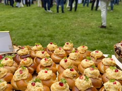 Die Feinschmecker Catering & Partyservice Hamburg - Kleine Laugenbrötchen mit cremigem Salat Olivieh, Petersilie und Granatapfelkernen als handliches vegetarisches Fingerfood für Empfänge und Events in Hamburg Schnelsen und Eimsbüttel.