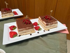 Die Feinschmecker Catering & Partyservice Hamburg - Fein angerichtete Schichtdesserts mit Schokoladencreme, Erdbeeren und roten Johannisbeeren als süßer Abschluss für Festbuffets und Event Catering in Hamburg Eimsbüttel und Schnelsen.