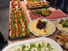 Die Feinschmecker Catering & Partyservice Hamburg - Umfangreiches kaltes Buffet mit gefüllten Eiern, Käseplatten, Aufschnitt, Fingerfood, Gemüse und frischem Obst für Geburtstage, Firmenfeiern und Veranstaltungen in Hamburg.