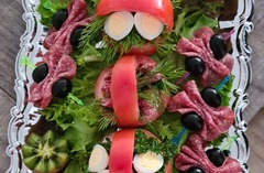 Die Feinschmecker Catering & Partyservice Hamburg - Kreativ dekorierte kalte Platte mit Salami, Oliven, Tomaten, Eiern, frischem Salat und Kräutern als individuelles Partybuffet für Feiern in Hamburg Schnelsen und Eimsbüttel.