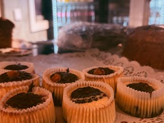 Die Feinschmecker Catering & Partyservice Hamburg - Kleine Kuchen und Gebäckstücke portionsweise in Papierförmchen angerichtet. Süßes Fingerfood für Dessertbuffet, Kaffeetafel, Feier oder Veranstaltung in Hamburg.