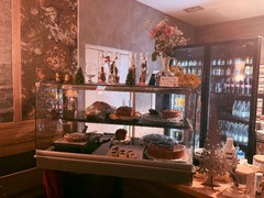 Die Feinschmecker Catering & Partyservice Hamburg - Kuchentheke mit verschiedenen Kuchen, Torten und kleinen Gebäckstücken in einem gemütlichen Gastronomiebereich. Auswahl für Kaffee, Kuchen und süße Desserts.