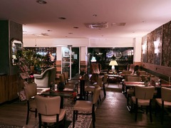 Die Feinschmecker Catering & Partyservice Hamburg - Gemütlicher Gastraum mit gedeckten Tischen, Sesseln und Sitzbereichen. Innenansicht eines Restaurants und Cafés mit Platz für Essen, Kaffee und kleinere Gesellschaften.