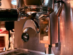 Die Feinschmecker Catering & Partyservice Hamburg - Professionelle Espressomaschine im Detail mit Siebträger und Edelstahloberflächen. Kaffeezubereitung für Café, Frühstück, Kuchen und gastronomischen Service.
