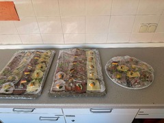 Die Feinschmecker Catering & Partyservice Hamburg - Vorbereitete Fingerfood-Platten mit belegten Broten, Aufschnitt, Käse und kleinen Häppchen, hygienisch verpackt für Transport, Lieferung und Catering-Veranstaltungen.