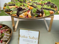 Die Feinschmecker Catering & Partyservice Hamburg - Kuku Sabzi als persisches Kräuter-Omelett mit frischen Kräutern, dekorativ in kleinen Brötchen mit Salat und Granatapfel angerichtet. Vegetarisches Fingerfood fürs Buffet.