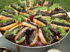 Die Feinschmecker Catering & Partyservice Hamburg - Platte mit Kuku Sabzi und kleinen Brötchen, kombiniert mit frischem Blattsalat und Granatapfelkernen. Persisches vegetarisches Fingerfood für Buffet und Veranstaltung.