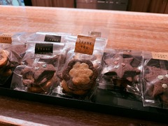 Die Feinschmecker Catering & Partyservice Hamburg - Einzeln verpackte, hausgemachte Kekse und Keksschleifen in Stern- und Blumenform mit einem "Thank You" Aufkleber als herzliches Gastgeschenk oder Give-away für Eventgäste.