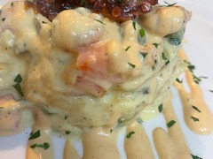 Cremiger Meeresfrüchte-Tapa mit Oktopus-Garnitur.