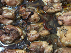Herzhaftes Hähnchen Tapas Gericht aus der Küche der Tapas Bar Léon in Fürth. Mit Kräutern, Gemüse und mediterranen Aromen wird hier frisch und professionell gekocht.