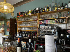 Gemütlicher Barbereich der Tapas Bar Léon in Fürth. Hier treffen spanische Weine, mediterrane Getränke, Kaffee und eine warme Restaurant Atmosphäre aufeinander.