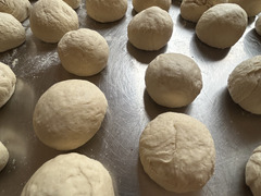 Selbstgemachtes Sauerteigbrot in Vorbereitung bei Tapas Bar Léon in Fürth. Das erfahrene Küchenteam setzt auf Handwerk, Qualität und liebevolle Zubereitung bis ins Detail.