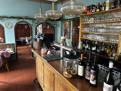 Der Innenraum der Tapas Bar Léon in Fürth verbindet gemütliches Ambiente, spanisches Flair und liebevolle Details. Ein Ort für Tapas, Paella, Wein und gemeinsame Abende.