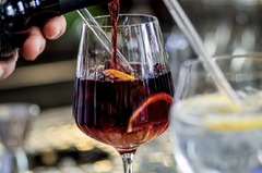 Roter Aperitif wird in der Tapas Bar Léon frisch ins Glas eingeschenkt.