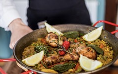 Große "Paella de turistas" (Paella mit Fleisch) wird in der Tapas Bar Léon serviert.