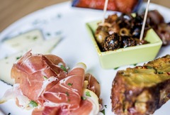 Gemischter Tapas-Teller mit verschiedenen spanischen Kleinigkeiten.