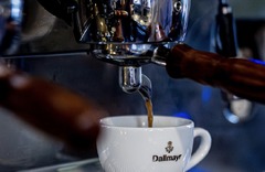 Frischer Espresso läuft aus der Siebträgermaschine.