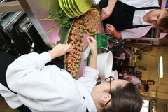 Das Team vom Partyservice Lehr in Herborn richtet frisches Fingerfood für ein Event an. Perfektes Catering und Partyservice für feine Veranstaltungen.