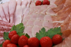 Dekorierte Wurst- und Schinkenplatte vom Partyservice Lehr Herborn. Frische kalte Speisen für Buffets, Familienfeiern und Hochzeiten.
