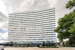 Radisson Blu Hotel Bonn with 336 rooms and a rooftop bar on the 17th floor.