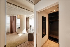 Panorama Suite with fireplace, workspace and wardrobe space