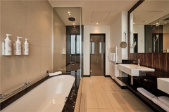 Junior Suite River View Bathroom