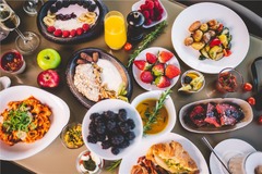 Extensive brunch buffet with regional and international specialties.