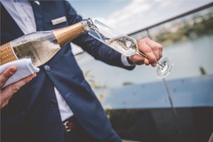 A sparkling welcome drink to begin your brunch.