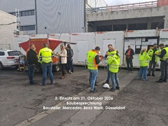 Curry-Flitzer e. K. - Mobiles Baustellen-Catering bei einer Baubesprechung am Mercedes-Benz Werk in Düsseldorf am 21. Oktober 2026. Mitarbeiter und Teilnehmer werden direkt vor Ort am mobilen Cateringwagen versorgt.
