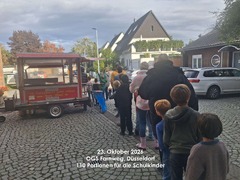 Curry-Flitzer e. K. - Mobiles Catering an der OGS Farnweg in Düsseldorf am 23. Oktober 2026. Schulkinder stehen am Cateringwagen an, an diesem Tag wurden insgesamt 110 Portionen für die Kinder ausgegeben.