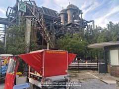 Curry-Flitzer e. K. - Mobiles Currywurst-Catering an der Gleiswaage im Landschaftspark Duisburg-Nord am 3. Oktober 2026. Der rote Cateringwagen steht vor der markanten Industriekulisse des Landschaftsparks.
