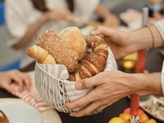 Morgengold bringt frische Brötchen direkt an die Haustür – in zahlreichen Städten und Regionen in Deutschland und Österreich. Ob werktags, an Sonntagen oder an Feiertagen, unser zuverlässiger Brötchenlieferservice sorgt für ein entspanntes Frühstück mit o