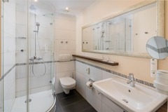 Guest room bath
