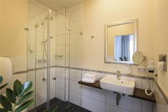 Guest room bath