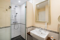 Guest room bath