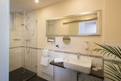 Guest room bath