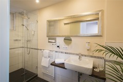 Guest room bath