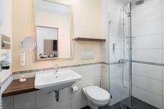 Guest room bath