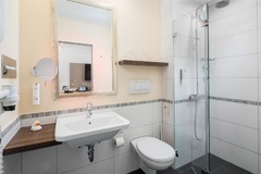 Guest room bath