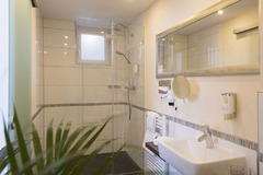 Guest room bath