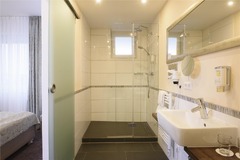Guest room bath