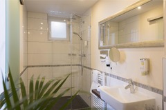 Guest room bath