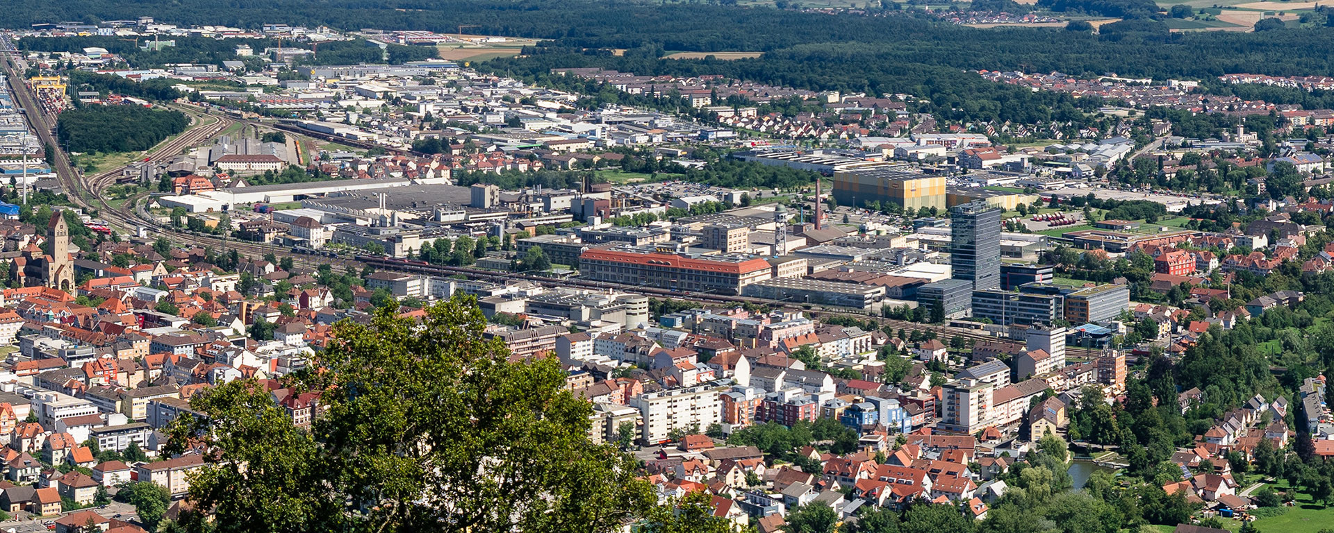 HEGAU-TOWER HOTEL : Mitten in der Stadt und doch der Blick ins Grüne!