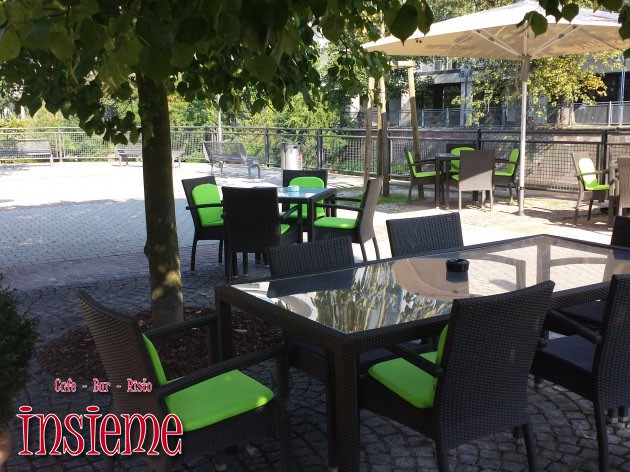 Café Bar Insieme: Mit Freunden unter einem Baum und Blick auf den Fluß!