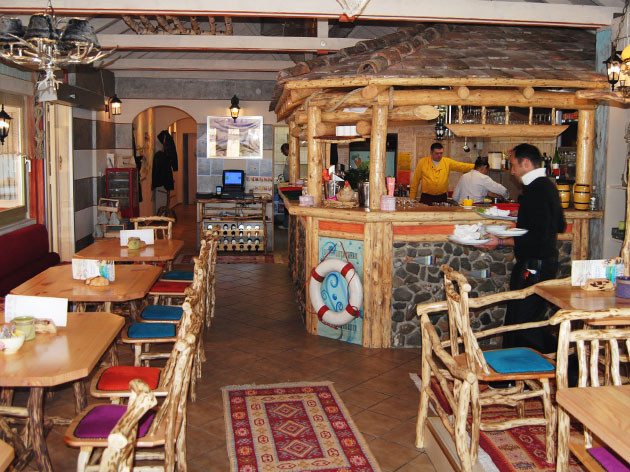 Georg's Fischerhütte Fischrestaurant: Ein charmantes, etwas eigenwilliges Fischrestaurant nahe KN