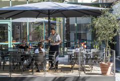 Die Terrasse des Maritim Hotel Stuttgart bietet eine ruhige und entspannte Atmosphäre direkt am grünen Hoppenlau Park. Umgeben von gepflegtem Grün und stilvollen Sitzgelegenheiten ist sie der perfekte Ort, um bei einem Getränk zu entspannen oder ein gesch